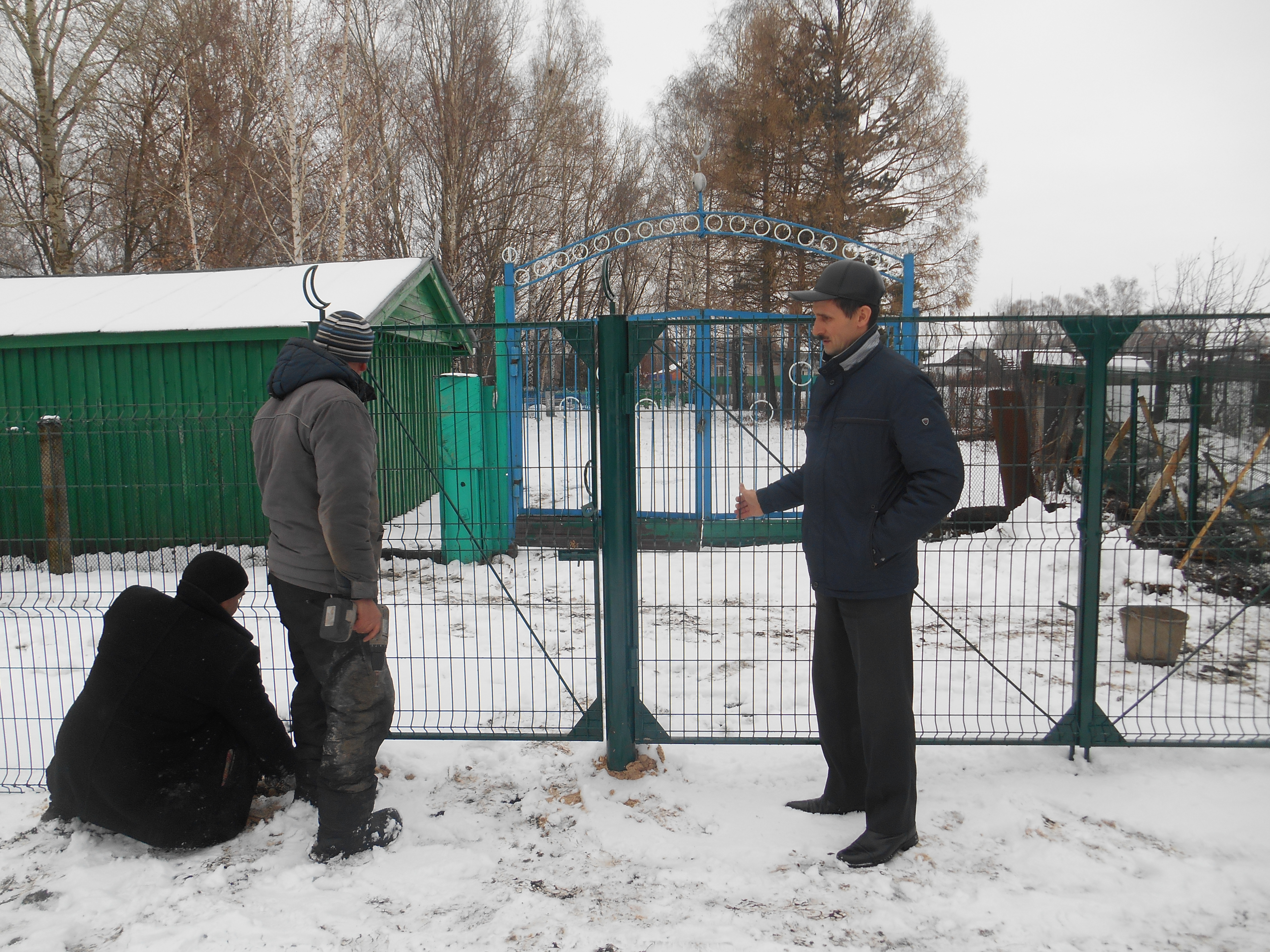 02.12.2015г. В Малобуинковском сельском послении ведется работа по  благоустройству кладбища на средства самооблажения.