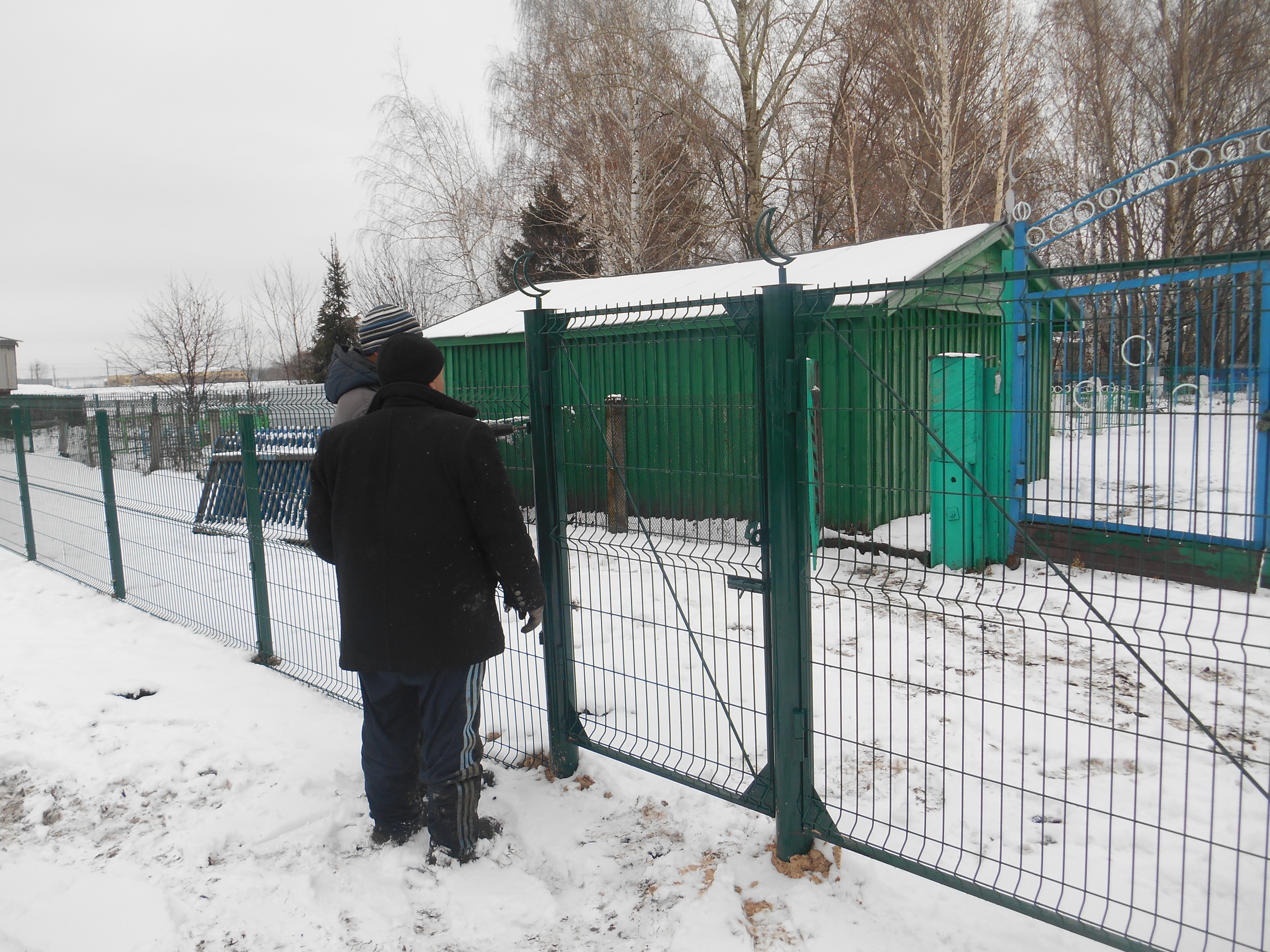 02.12.2015г. В Малобуинковском сельском послении ведется работа по  благоустройству кладбища на средства самооблажения.