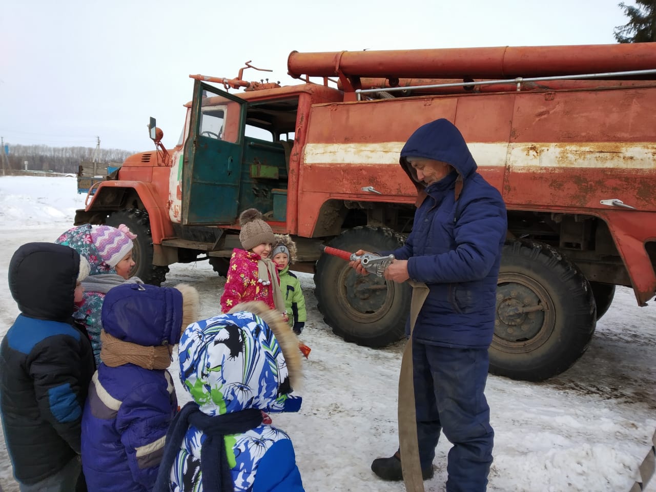 13.02.19. В рамках Недели пожарной безопасности в Черки-Кильдуразском детском  саду воспитанники детского сада побывали на экскурсии в пожарном депо,  расположенном в селе Черки-Кильдуразы.