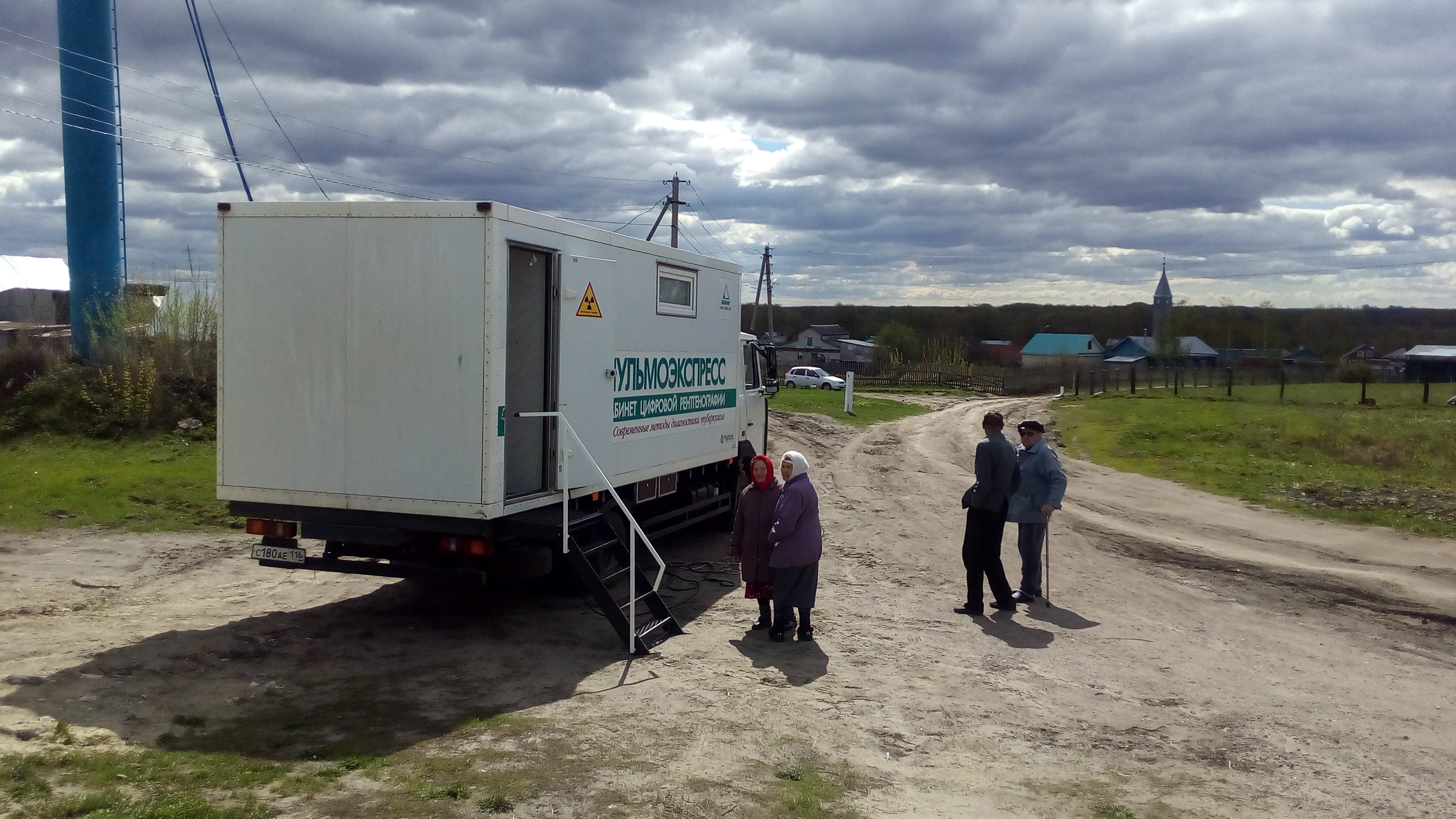 05.05.2017 в Малобуинковском сельском поселении в д.Малая Буинка прием  населения осуществлял выездной кабинет цифровой рентгенографии ПУЛЬМОЭКСПРЕС