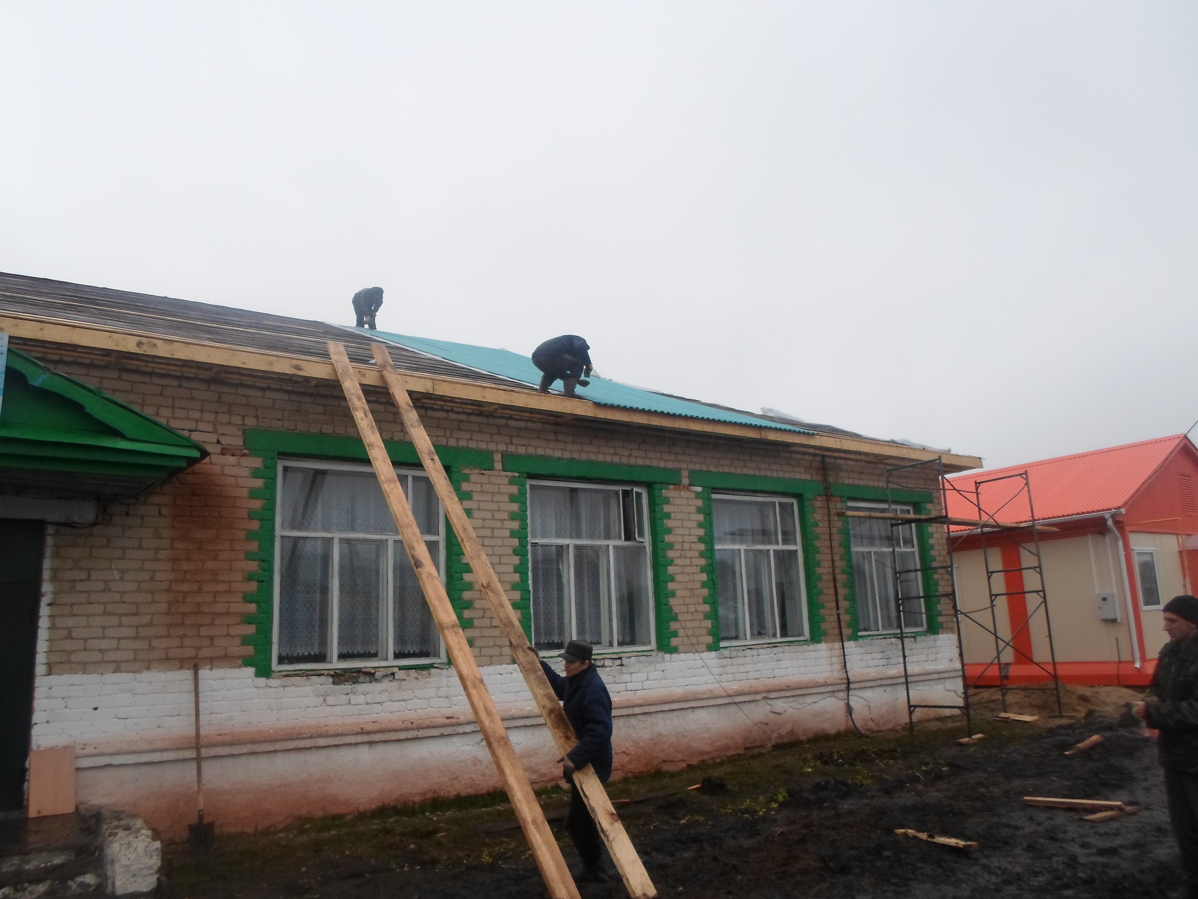 29.04.15 г. В селе Каменный Брод начали реконструкцию крыши сельского дома  культуры.